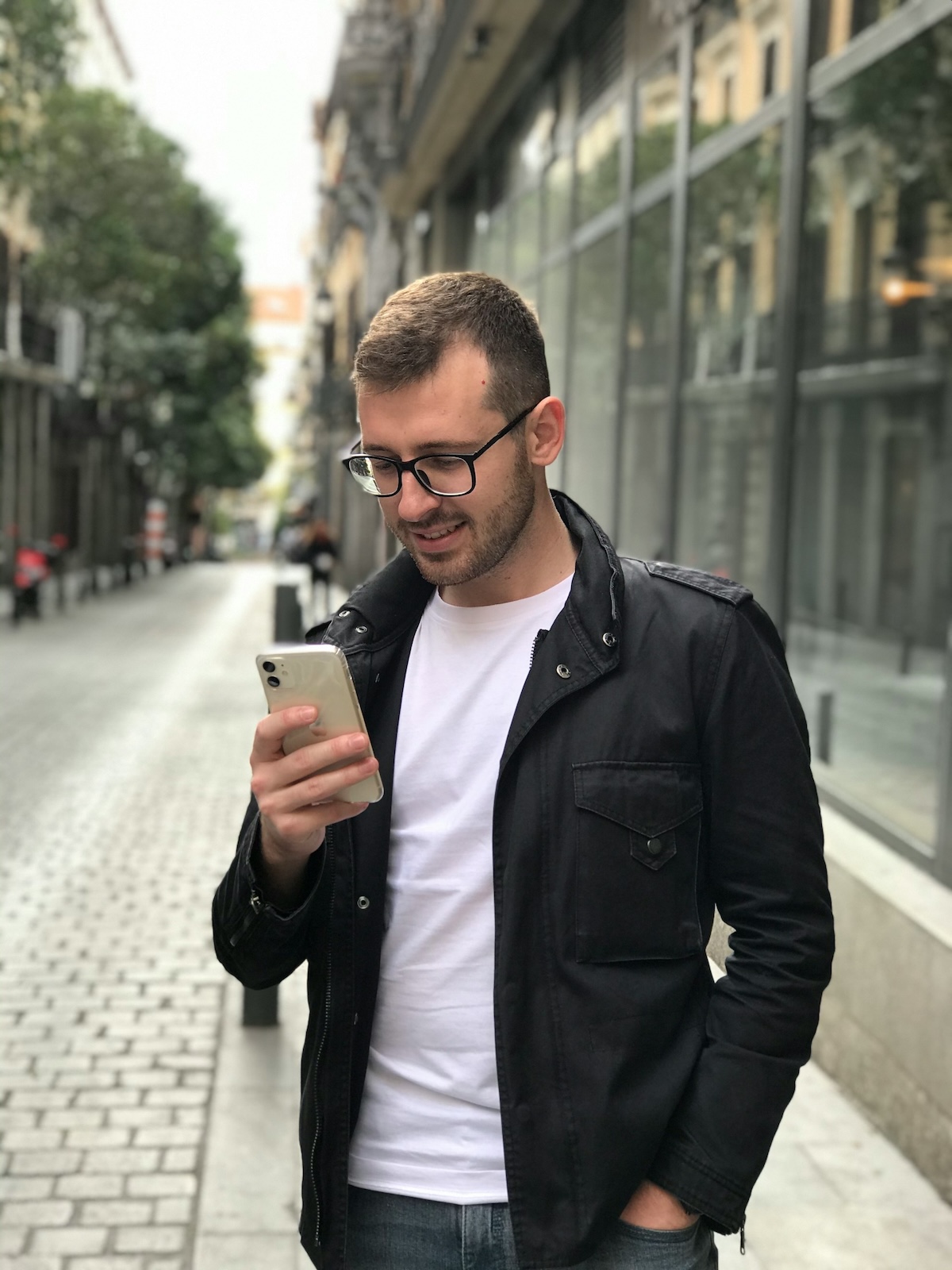 Business owner using smartphone to research how AI is changing Google search for better customer discovery